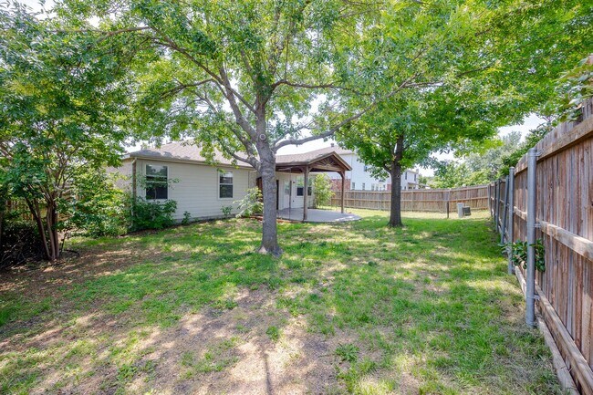 Building Photo - Great one story house with 3 bedrooms & st...