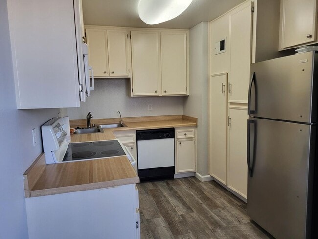 Building Photo - SUPER CLEAN & CUTE 2 BED 2 BATH