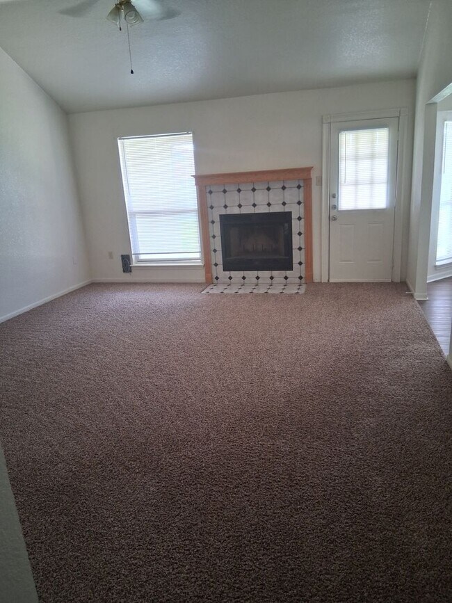 Building Photo - 3806 Lone Oak Dr