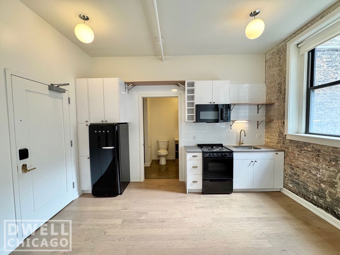 Building Photo - 102 W Chicago Ave