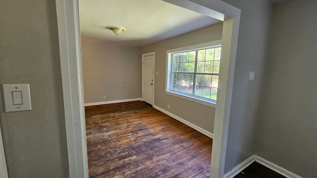 Building Photo - 3 bed 1 bath for rent