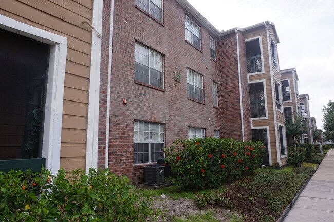 Primary Photo - Excellent Location 2 Bed 1 Bath with Firep...