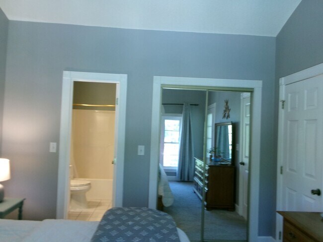 Building Photo - 682 Riverwalk Dr