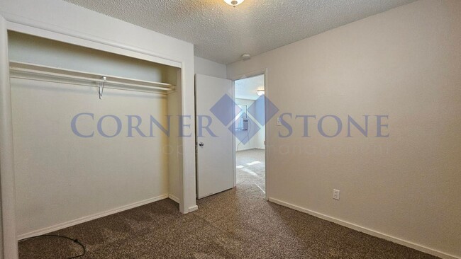 Building Photo - Cozy Duplex in Nampa!