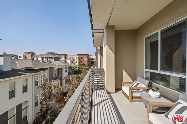 Building Photo - Beautiful Playa Vista Home With In Unit La...