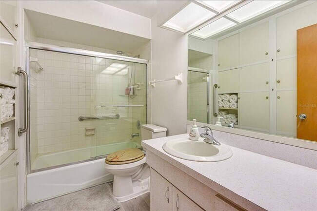 Building Photo - 4831 Greenleaf Rd