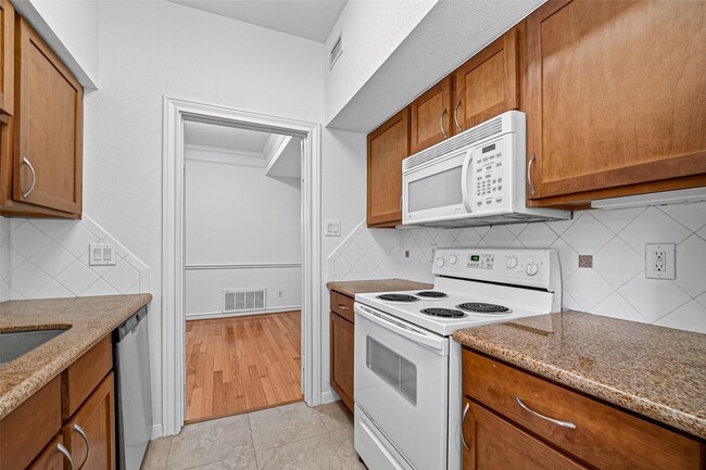 Building Photo - 2700 Revere St