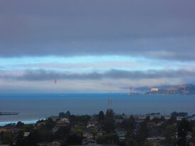 Building Photo - 733 Balra Dr