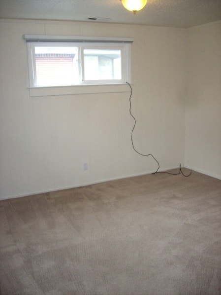 Building Photo - Large house in SW Eugene with forced air h...
