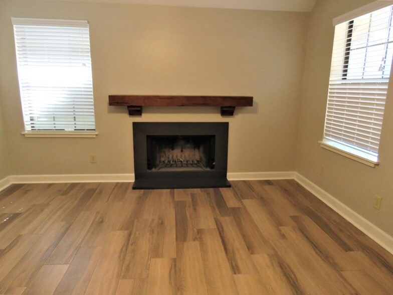 Building Photo - 509 E 7th St