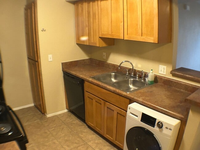Building Photo - Beautiful 2 bedroom 2 bathroom condo (Avai...