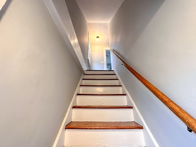 Building Photo - Lovely 3-bed Single Family Home in Hamden! Gorgeous Hardwood Floors throughout!