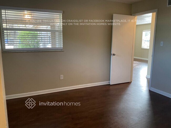 Building Photo - 2401 Driftwood Dr