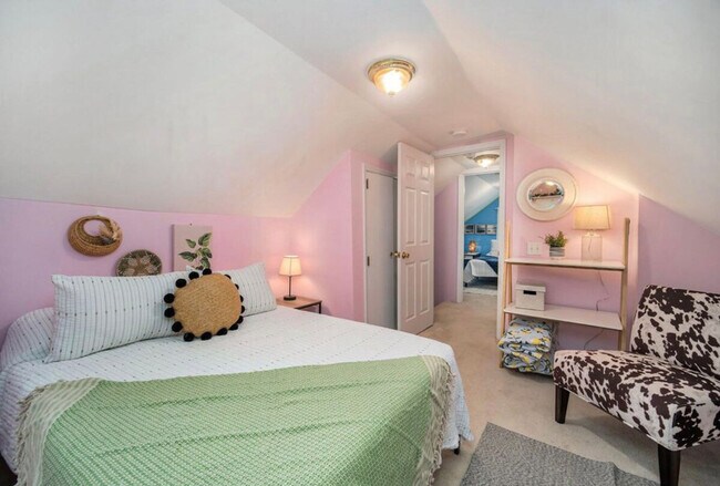 Building Photo - 452 Riverland Dr