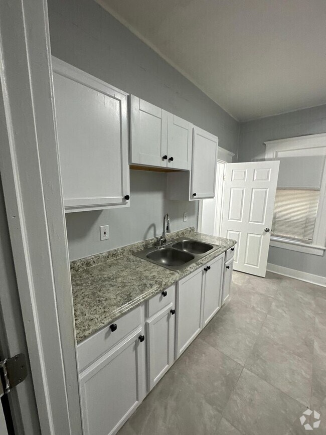Building Photo - Fully Renovated 2/1 -Single Family Availab...