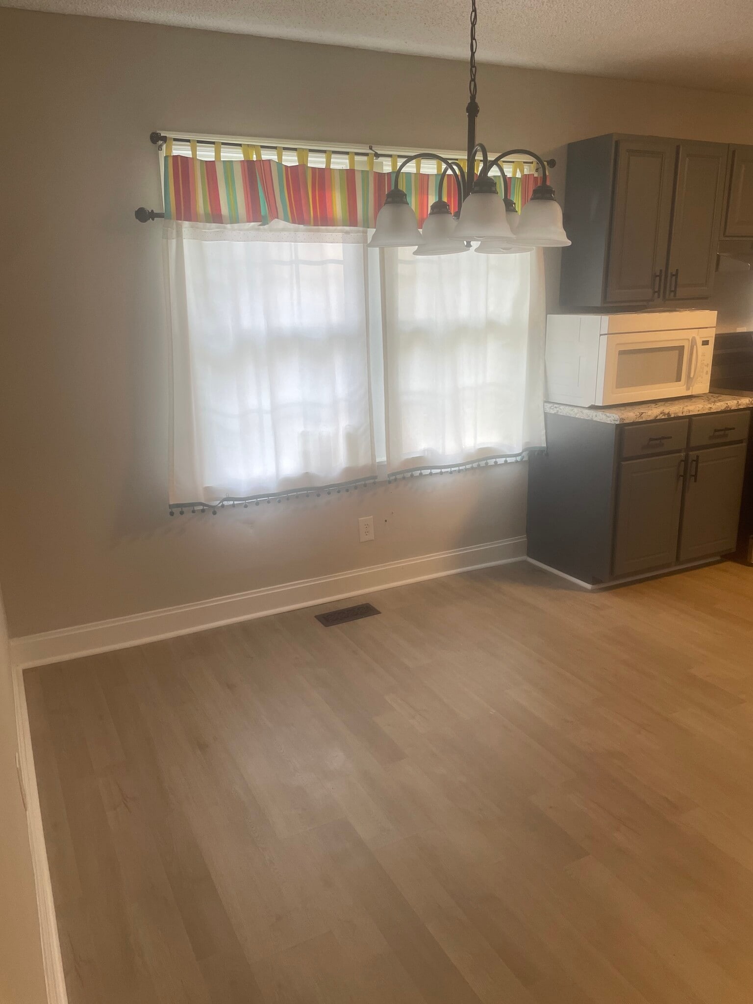 Dining Room 848-702-3974 Chris - 492 Hillcrest Ave