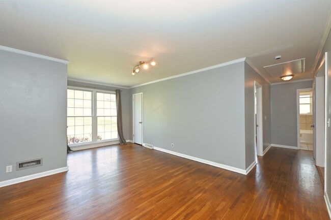 Building Photo - **ONE-SIDE-OF-A-DUPLEX HOME MINUTES FROM NASHVILLE WEST AND DOWNTOWN WITH A GORGEOUS LARGE YARD**