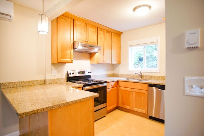 Building Photo - Updated Vintage 2Bed Courtyard Flat w/ AC & DW by Mt. Tabor!