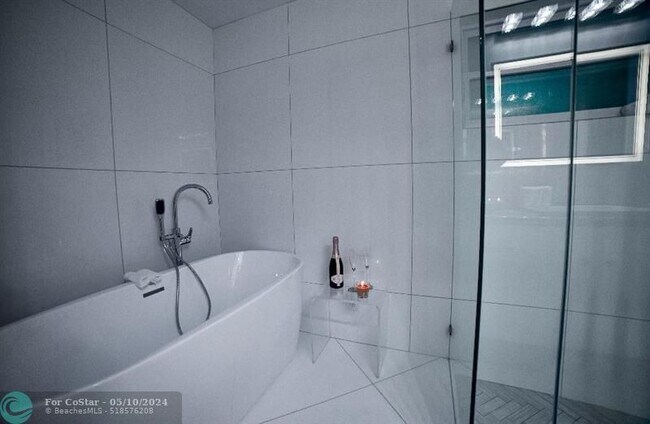 Building Photo - 327 Lancaster St