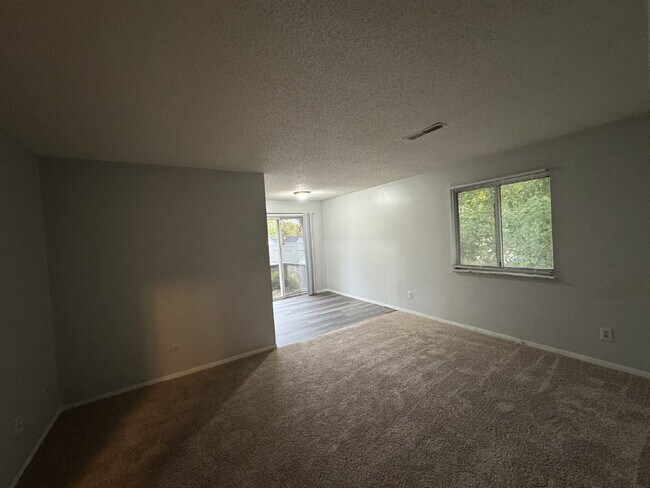 Building Photo - WARNING: YOU MAY FALL IN LOVE with this 2 Bed, 1 Bath Apartment!