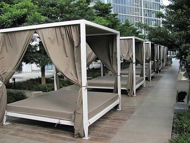 Building Photo - 495 Brickell Ave