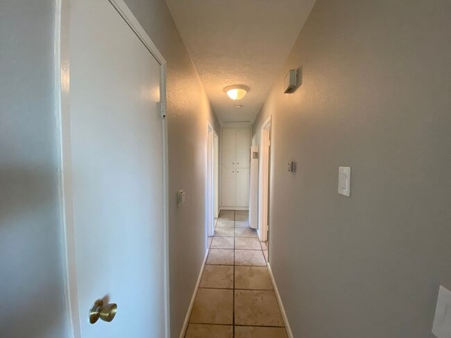 Building Photo - 3 BEDROOM 2 BATH HOUSE LOCATED CLOSE TO SC...