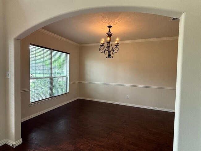 Building Photo - 3055 Fallbrook Dr