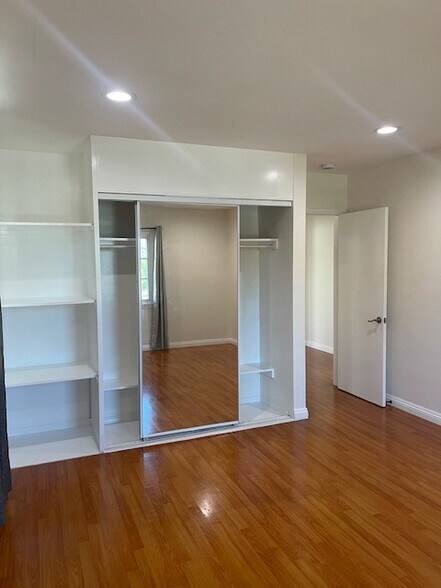 Building Photo - 530 N Van Ness Ave