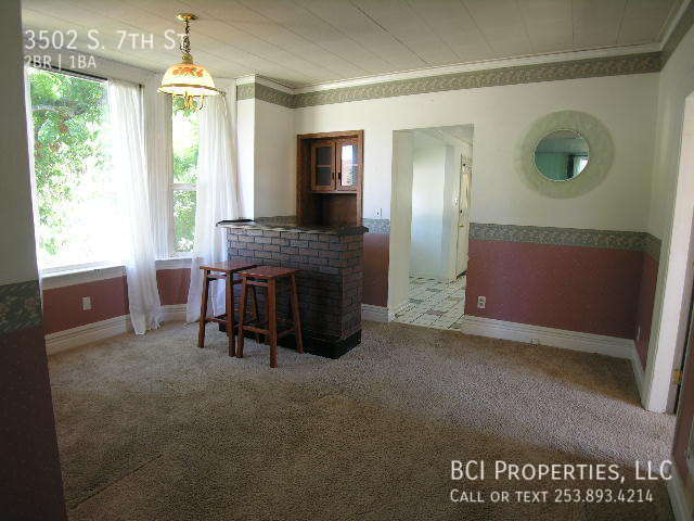 Building Photo - Beautiful 2 Bed 1 Bath plus Bonus Room- Cr...