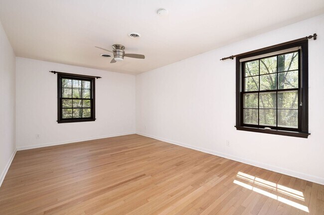 Building Photo - Spacious Canterbury Hills Home