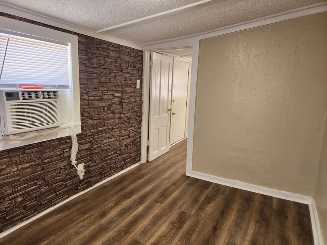 Building Photo - 213 W 9th St