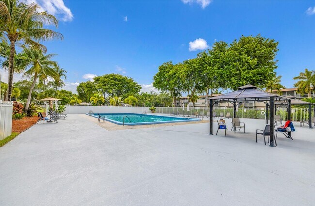 Building Photo - 950 Hillcrest Dr