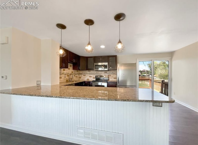 Building Photo - 555 Avenida Del Cielo