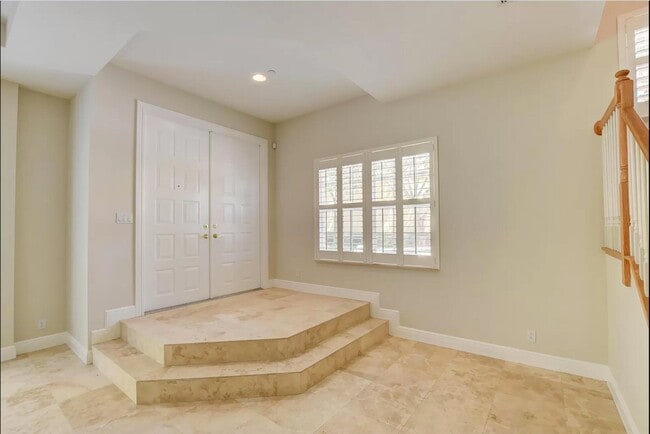 Building Photo - 545 NE 69th Cir