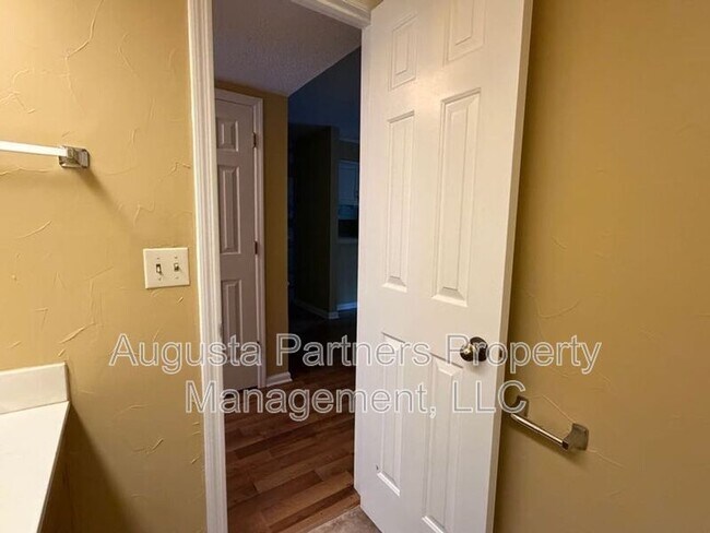 Building Photo - 3148 Vlg W Dr