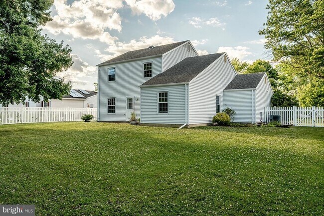 Building Photo - 10 Honey Locust Ln