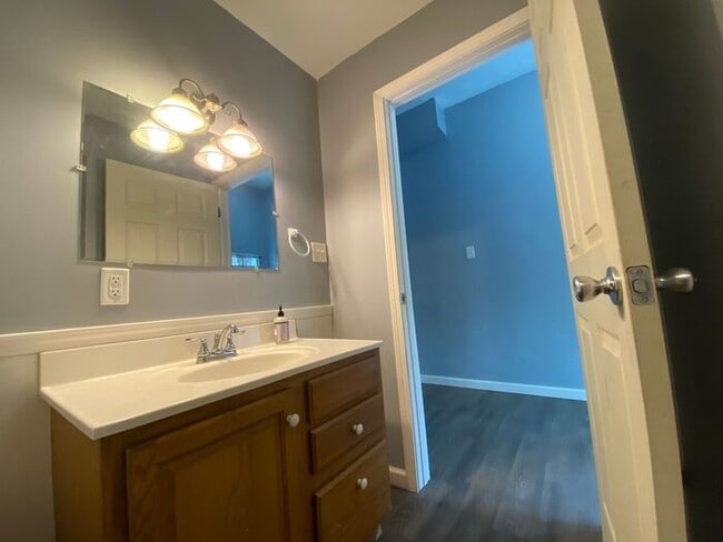 Building Photo - 1 bedroom MAIN floor apartment in Niles