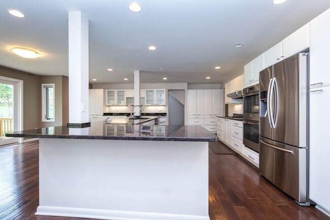 Building Photo - SOPHISTICATED COMFORT in HISTORIC FRANKLIN