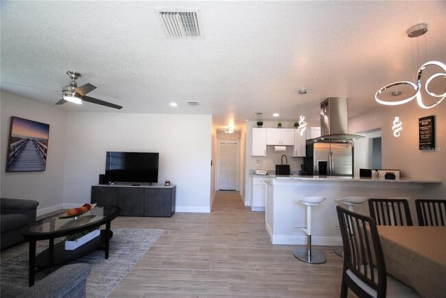 Building Photo - 6515 La Mesa Cir