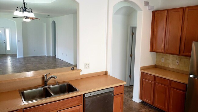 Building Photo - 3 bed 2 bath home