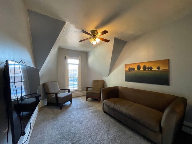 Building Photo - Cozy 1 bed/1 bath upstairs near the heart ...