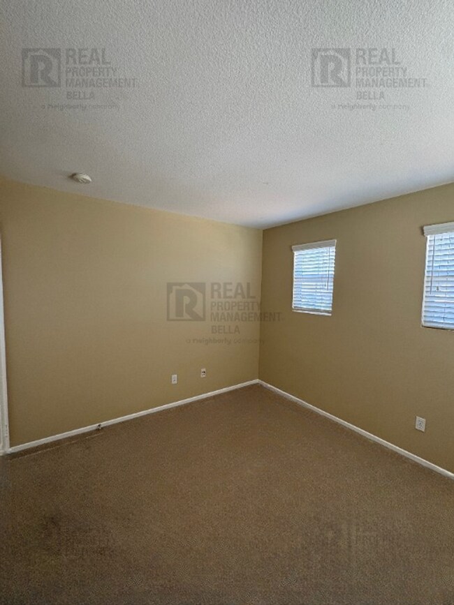 Building Photo - Ideal Layout! 4 Bedroom Home with Main Floor Bed/Bath & Open Loft