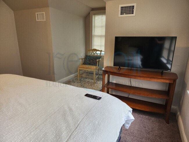 Building Photo - Wonderful Apartment in Hillcrest!