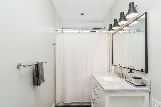 Building Photo - 99 W Circular St