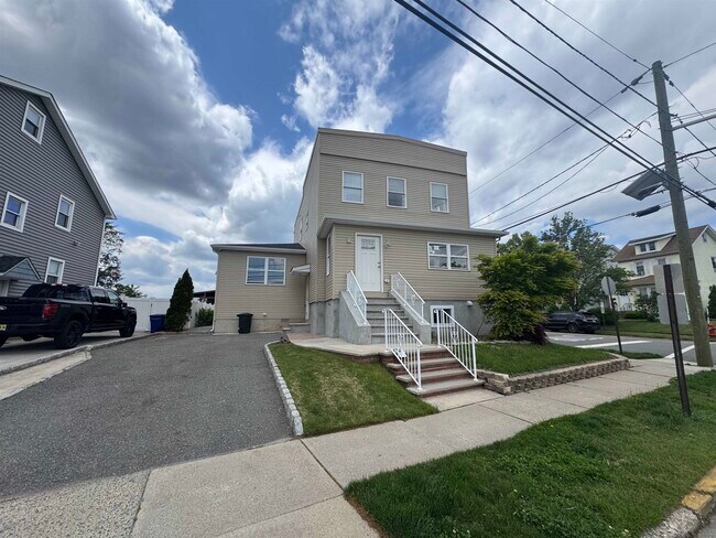 Building Photo - 49 Summit Ave