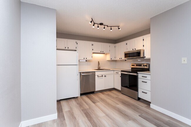 Building Photo - Cozy 2 bedroom, 1 bathroom retreat in a Gated Community!