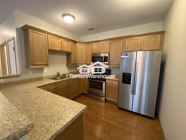 Building Photo - 2000 Meadow Ct