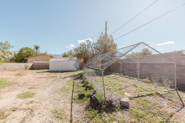 Building Photo - 3 Bedroom 2 Bathroom