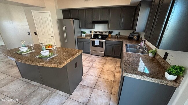 Building Photo - 3250 W Greenway Rd