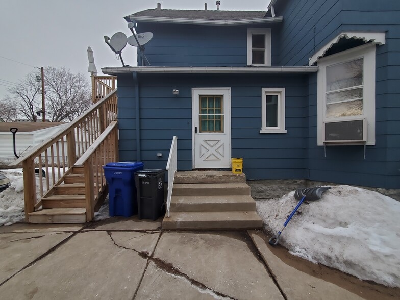 Side door entry - 373 Daly St
